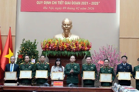 Trung tướng Nguyễn Anh Tuấn khen thưởng tập thể, cá nhân có thành tích xuất sắc.