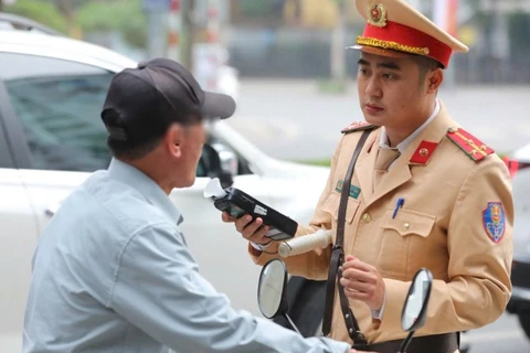 Đồng loạt ra quân xử lý chuyên đề nồng độ cồn trên các tuyến giao thông trong một khung giờ nhất định.