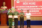 Tập thể, cá nhân có thành tích tiêu biểu xuất sắc trong thực hiện Mô hình “1+1 về quản lý, giáo dục người nghiện ma túy” được Cục Xây dựng phong trào bảo vệ an ninh Tổ quốc (Bộ Công an) khen thưởng. (Ảnh: THÙY DƯƠNG)