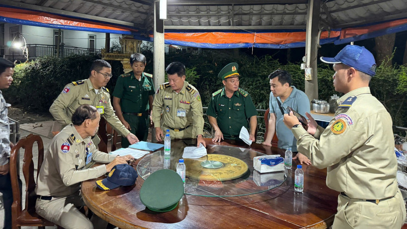 Các lực lượng chức năng Việt Nam và Campuchia bàn bạc các phương án.