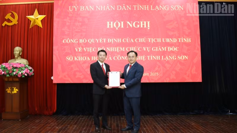 Đồng chí Nguyễn Quang Huy, Tỉnh ủy viên, Giám đốc Sở Khoa học và Công nghệ tỉnh Lạng Sơn nhận quyết định từ Phó Chủ tịch Ủy ban nhân dân tỉnh Lạng Sơn.