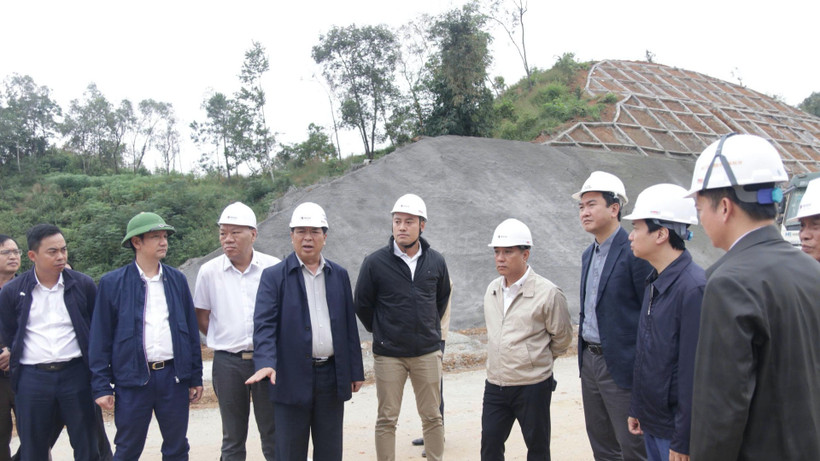 Đồng chí Trần Hồng Minh, Ủy viên Trung ương Đảng, Bộ trưởng Xây dựng kiểm tra tại dự án cao tốc Hữu Nghị-Chi Lăng (Lạng Sơn).