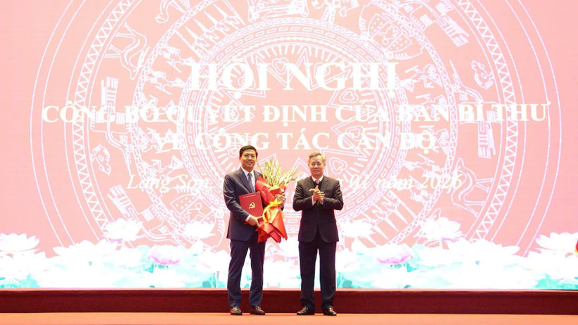 Đồng chí Nguyễn Quang Dương, Ủy viên Trung ương Đảng, Phó Trưởng Ban Tổ chức Trung ương trao quyết định, tặng hoa cho đồng chí Vũ Hoàng Anh, Phó Bí thư Tỉnh ủy Lạng Sơn nhiệm kỳ 2025-2030.