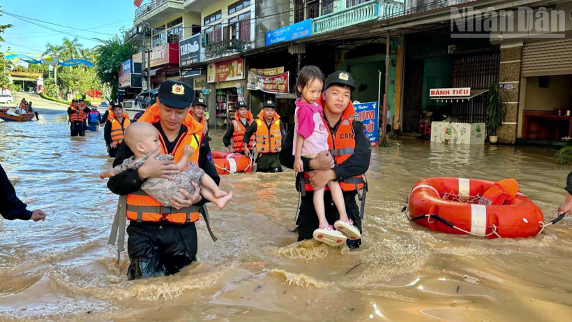 Lực lượng Thanh niên Công an Lạng Sơn tham gia cứu nạn mỗi khi thiên tai xảy ra.