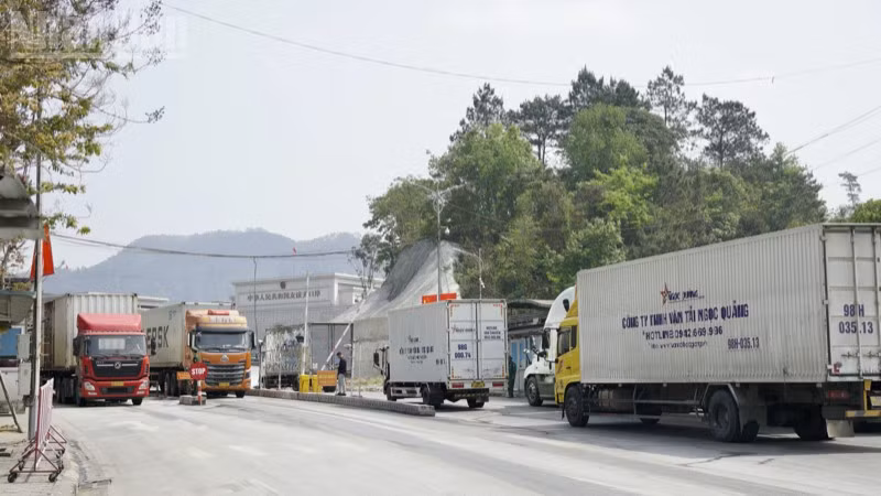 Các phương tiện xuất nhập khẩu tại khu vực Cửa khẩu Quốc tế Hữu Nghị, tỉnh Lạng Sơn.