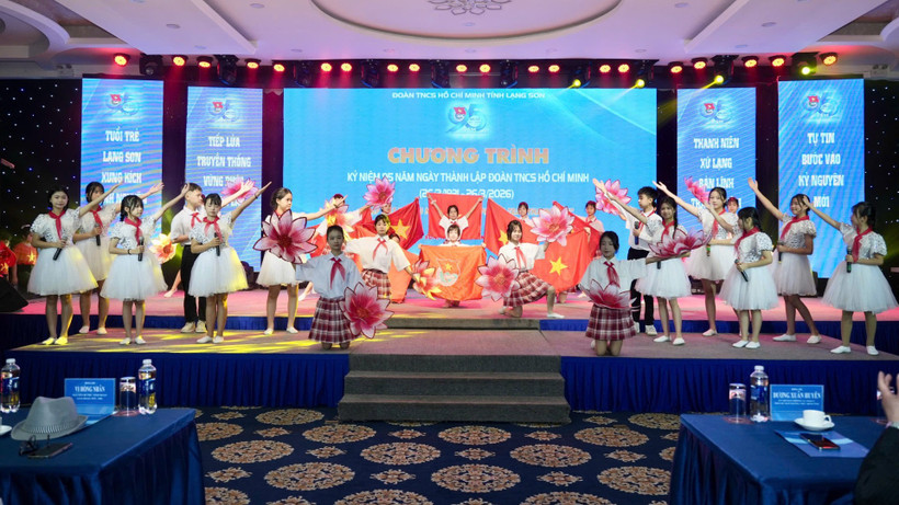 Tiết mục văn nghệ chào mừng kỷ niệm 95 năm Ngày thành lập Đoàn Thanh niên Cộng sản Hồ Chí Minh.