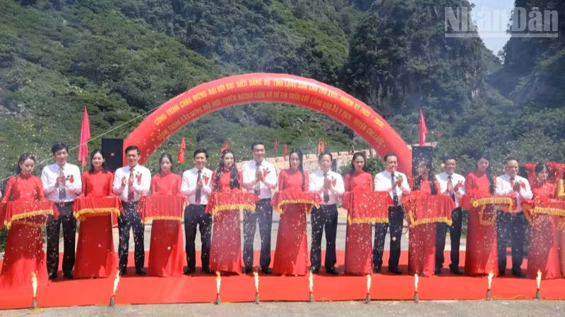 Các đồng chí lãnh đạo tỉnh Lạng Sơn cắt băng khánh thành tuyến đường. 