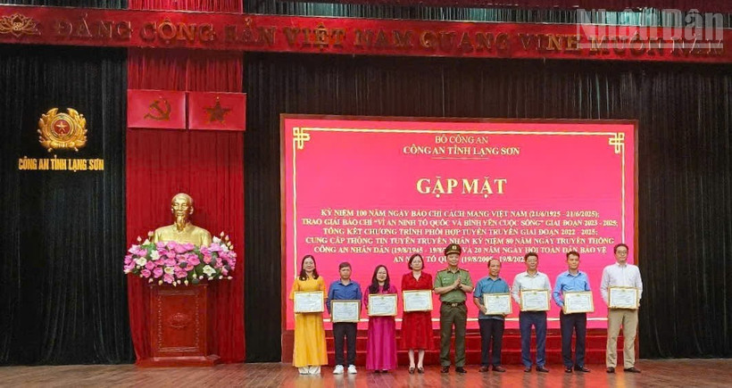 Các cơ quan báo chí nhận Giấy khen của Công an tỉnh Lạng Sơn.