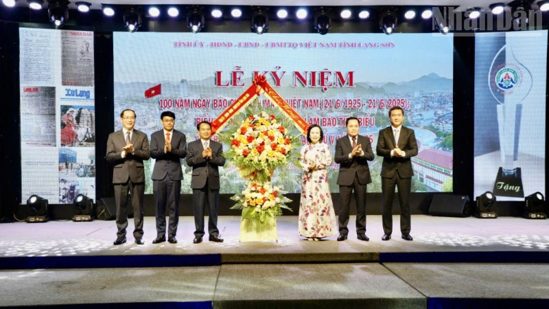 Lãnh đạo tỉnh Lạng Sơn trao lẵng hoa chúc mừng 100 năm Ngày Báo chí Cách mạng Việt Nam tại buổi lễ. 