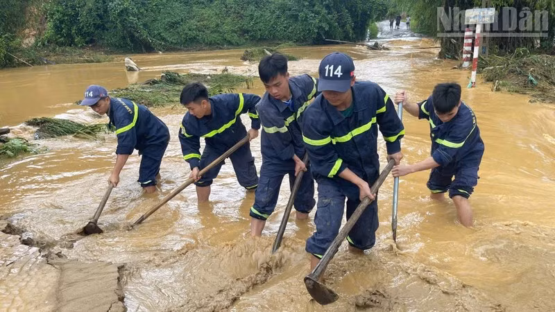 Lực lượng Cảnh sát Phòng cháy, chữa cháy và cứu nạn, cứu hộ Công an tỉnh Lạng Sơn đang khơi thông dòng chảy, giảm ngập úng cục bộ. (Ảnh : Công an tỉnh Lạng Sơn)