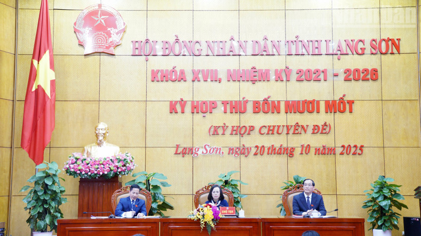 Các đồng chí lãnh đạo Hội đồng nhân dân tỉnh Lạng Sơn tại kỳ họp.