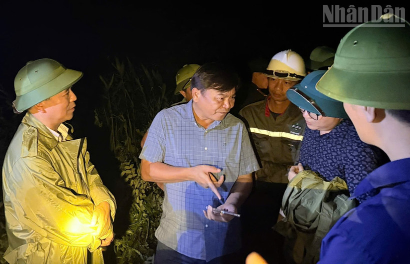 Đồng chí Nguyễn Hoàng Hiệp, Thứ trưởng Nông nghiệp và Môi trường trao đổi với các lực lượng chức năng tại hiện trường sự cố vỡ đập thuỷ điện Bắc Khê 1.