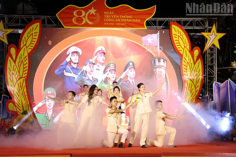 Chương trình nghệ thuật “Công an Lạng Sơn – 80 năm mùa hoa chiến công”.