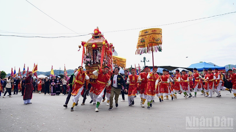 Nghi thức quay kiệu trong phần rước kiệu của Lễ hội đền Kỳ Cùng-đền Tả Phủ.