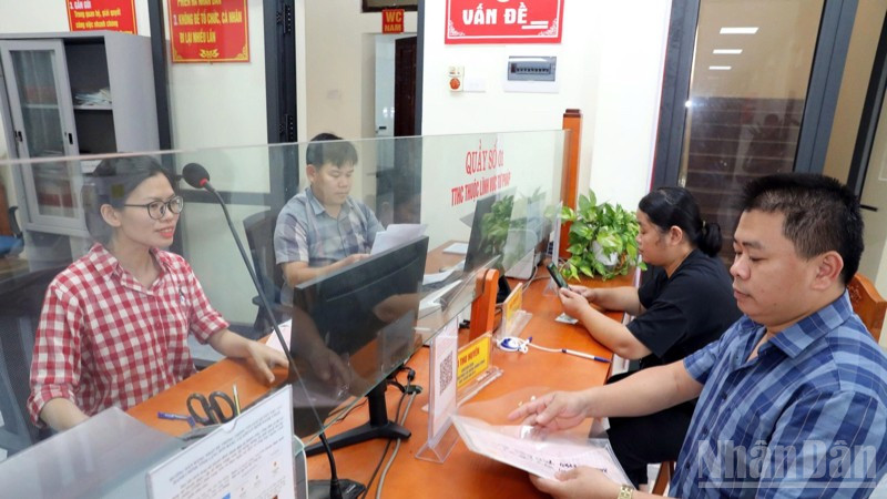 Công chức xã Chi Lăng, tỉnh Lạng Sơn giải quyết thủ tục hành chính cho nhân dân. 