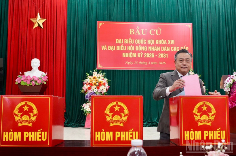 Đồng chí Trần Sỹ Thanh, Ủy viên Bộ Chính trị, Bí thư Trung ương Đảng, Chủ nhiệm Ủy ban Kiểm tra Trung ương bỏ lá phiếu đầu tiên bầu đại biểu Quốc hội khoá XVI và đại biểu Hội đồng nhân dân các cấp nhiệm kỳ 2026-2031 tại điểm bầu cử khối Đại Thắng, phường Lương Văn Trì, tỉnh Lạng Sơn.