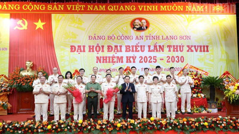 Các đồng chí lãnh đạo Bộ Công an, lãnh đạo tỉnh Lạng Sơn tặng hoa chúc mừng Ban Chấp hành Đảng bộ Công an tỉnh Lạng Sơn, nhiệm kỳ 2025-2030.