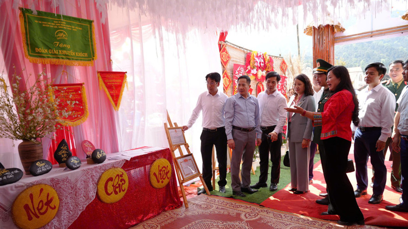 Các đại biểu chấm trang trí trại của các thôn trên địa bàn xã Ba Sơn tại Ngày hội.