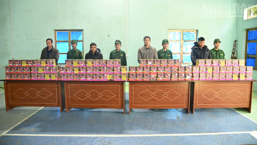 Các đối tượng bị bắt giữ tại Đồn Biên phòng Pò Mã, tỉnh Lạng Sơn.