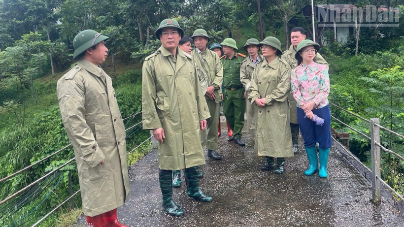 Đồng chí Dương Xuân Huyên, Ủy viên Ban Thường vụ Tỉnh ủy, Phó Chủ tịch thường trực Ủy ban nhân dân tỉnh Lạng Sơn cùng lãnh đạo xã Văn Quan kiểm tra thiệt hại khu vực xã Văn Quan. (Ảnh: Trang tin xã Văn Quan)