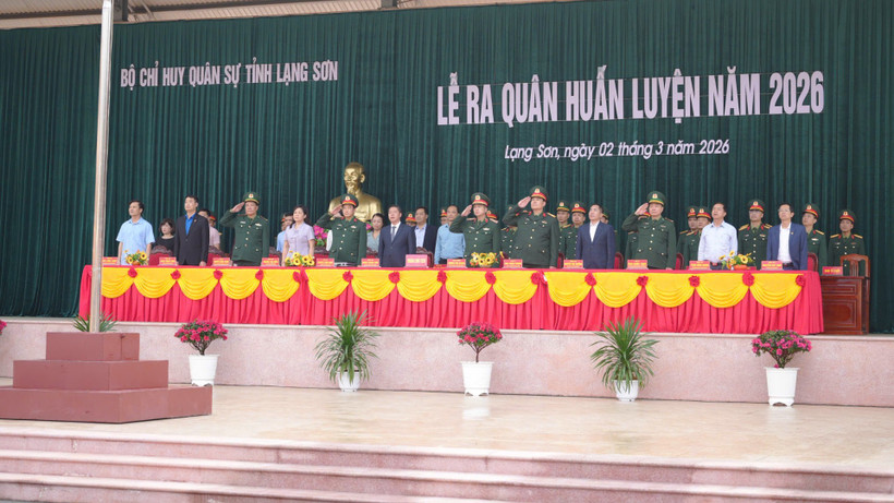 Các đại biểu tiến hành nghi thức chào cờ tại buổi lễ.