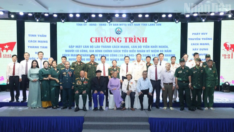 Các đồng chí lãnh đạo tỉnh Lạng Sơn cùng cán bộ lão thành cách mạng, cán bộ tiền khởi nghĩa, người có công, gia đình chính sách tiêu biểu tại buổi gặp mặt.