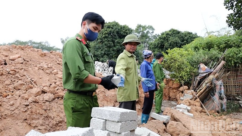 Lực lượng Công an tỉnh Lạng Sơn cùng nhân dân chung tay xây dựng nhà ở cho các hộ nghèo có hoàn cảnh khó khăn.