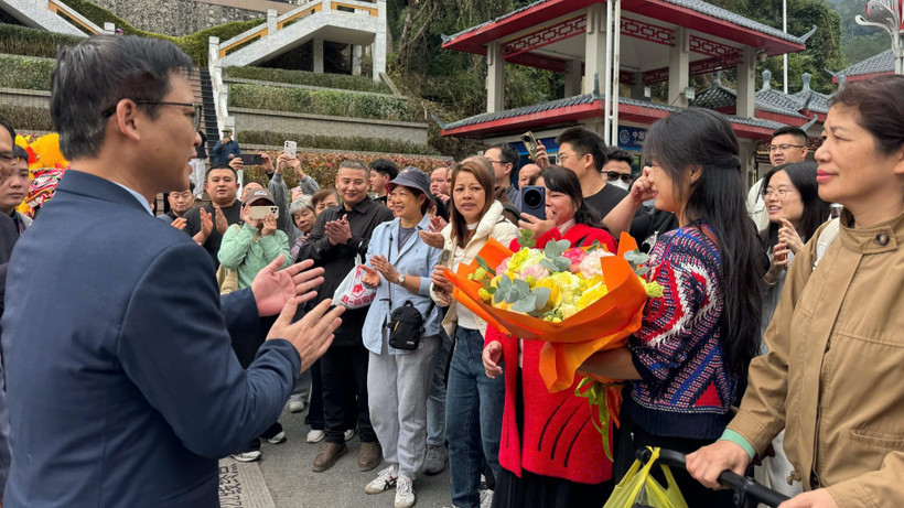 Các du khách quốc tế được tiếp đón nồng hậu tại khu vực Cửa khẩu quốc tế Hữu Nghị, tỉnh Lạng Sơn.