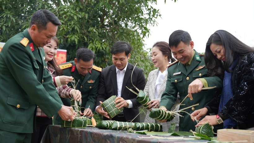 “Xuân Biên phòng ấm lòng dân bản” là chương trình an sinh xã hội giàu ý nghĩa luôn được Bộ đội Biên phòng Lạng Sơn quan tâm tổ chức mỗi dịp cận Tết.