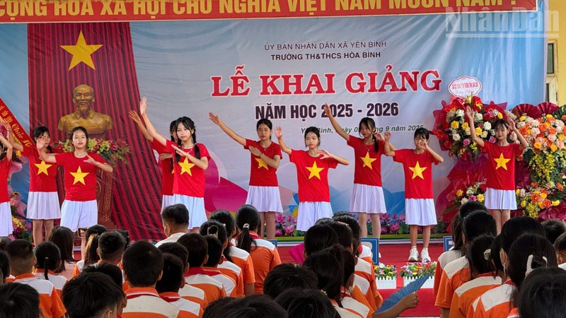 Tiết mục văn nghệ của các em học sinh Trường tiểu học và trung học cơ sở Hòa Bình.