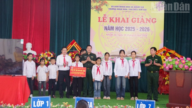 Đại tá Đào Quốc Thạo, Phó Bí thư Đảng ủy, Chỉ huy trưởng Bộ đội Biên phòng Lạng Sơn (đứng giữa) trao các phần hỗ trợ cho 10 em học sinh tại Trường Mầm non, Tiểu học và Trung học cơ sở Tam Gia, xã Khuất Xá, tỉnh Lạng Sơn.