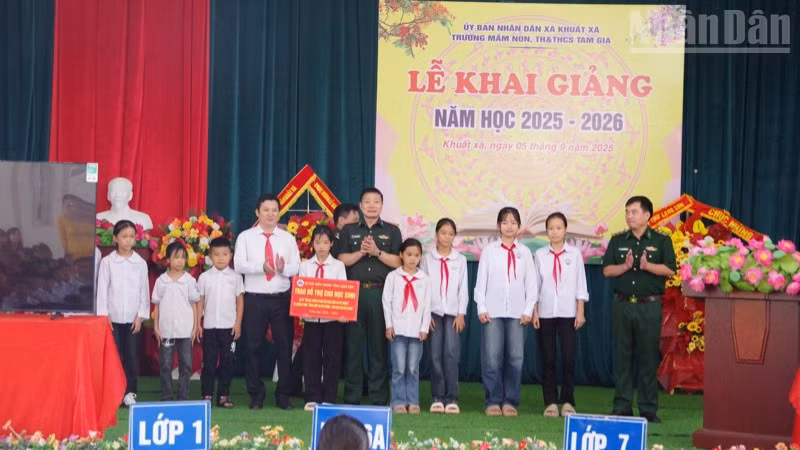 Đại tá Đào Quốc Thạo, Phó Bí thư Đảng ủy, Chỉ huy trưởng Bộ đội Biên phòng Lạng Sơn (đứng giữa) trao các phần hỗ trợ cho 10 em học sinh tại Trường Mầm non, Tiểu học và Trung học cơ sở Tam Gia, xã Khuất Xá, tỉnh Lạng Sơn.