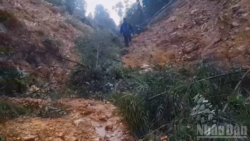 Tuyến đường huyện qua 2 xã Quang Trung và Hồng Phong, huyện Bình Gia, tỉnh Lạng Sơn bị sạt lở do mưa lớn.