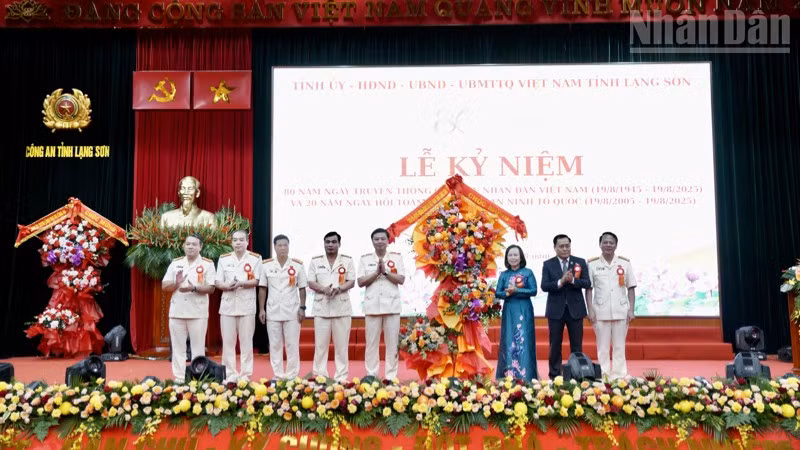 Lãnh đạo Tỉnh ủy, Hội đồng nhân dân, Ủy ban nhân dân tỉnh Lạng Sơn tặng hoa chúc mừng lực lượng Công an tỉnh Lạng Sơn.