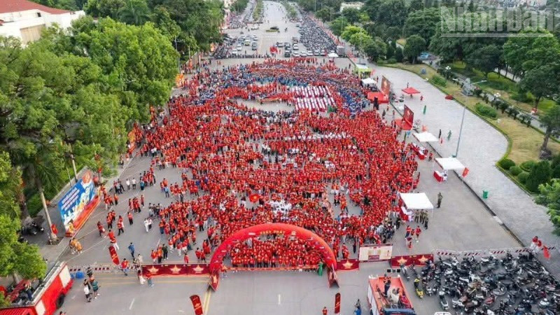 Sự kiện đi bộ "Cùng Việt Nam tiến bước" tại điểm chính của tỉnh Lạng Sơn được tổ chức khu vực đường Hùng Vương, phường Lương Văn Tri.