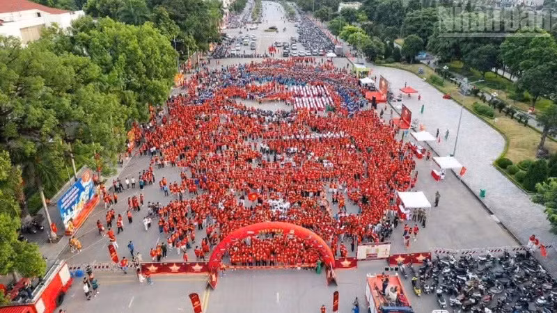 Sự kiện đi bộ "Cùng Việt Nam tiến bước" tại điểm chính của tỉnh Lạng Sơn được tổ chức khu vực đường Hùng Vương, phường Lương Văn Tri.