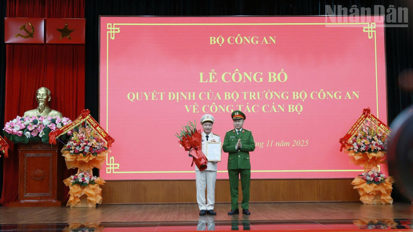 Lãnh đạo Bộ Công an chúc mừng Thượng tá Vũ Thanh Tùng, Giám đốc Công an tỉnh Lạng Sơn.