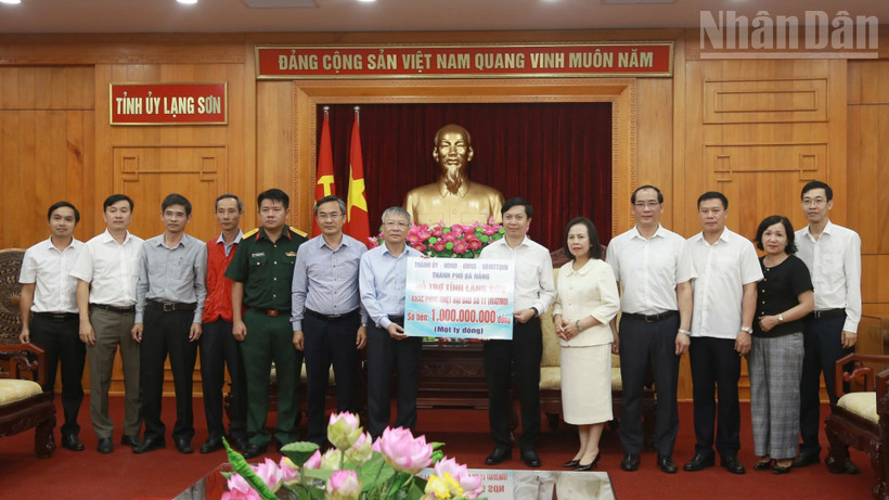 Đoàn công tác của thành phố Đà Nẵng trao phần kinh phí hỗ trợ tỉnh Lạng Sơn khắc phục thiệt hại do bão lũ gây ra.