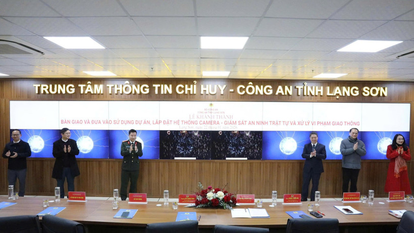 Các đại biểu thực hiện nghi thức và chúc mừng Công an tỉnh Lạng Sơn khánh thành dự án.