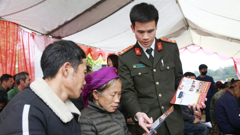 Công an tỉnh Lạng Sơn tuyên truyền pháp luật cho nhân dân trên địa bàn xã Khánh Khê.