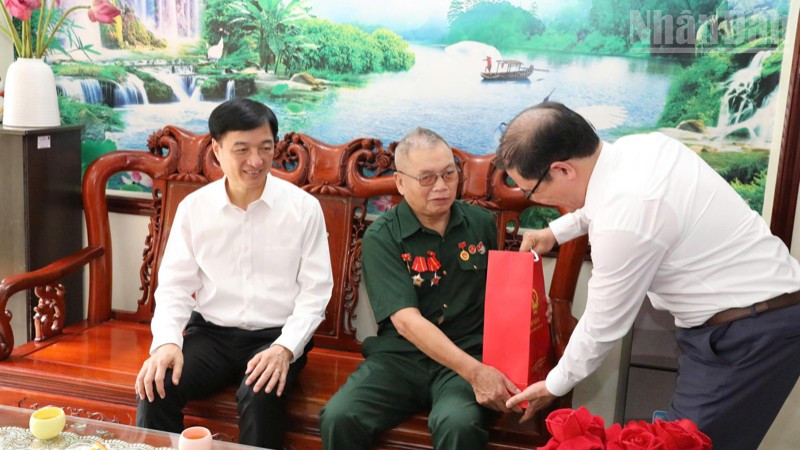 Đoàn công tác do Ủy viên Bộ Chính trị, Bí thư Trung ương Đảng, Chủ nhiệm Ủy ban Kiểm tra Trung ương Nguyễn Duy Ngọc làm Trưởng đoàn tới thăm, tặng quà thương binh Hoàng Hữu Dũng ở phường Lương Văn Tri, tỉnh Lạng Sơn.