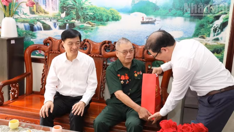 Đoàn công tác do Ủy viên Bộ Chính trị, Bí thư Trung ương Đảng, Chủ nhiệm Ủy ban Kiểm tra Trung ương Nguyễn Duy Ngọc làm Trưởng đoàn tới thăm, tặng quà thương binh Hoàng Hữu Dũng ở phường Lương Văn Tri, tỉnh Lạng Sơn.