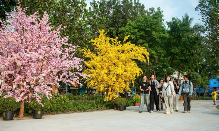 Khu đất số 8 Võ Văn Tần (Trung tâm Thể dục Thể thao Phan Đình Phùng) thu hút người dân thành phố đến vui chơi dịp Tết cổ truyền (ảnh: QUÝ HIỀN)