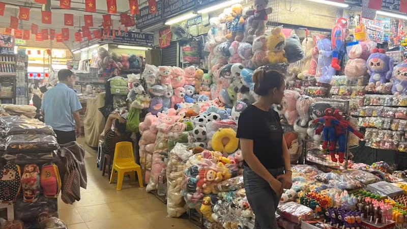 Hoạt động kinh doanh tại chợ Đồng Xuân, Hà Nội.