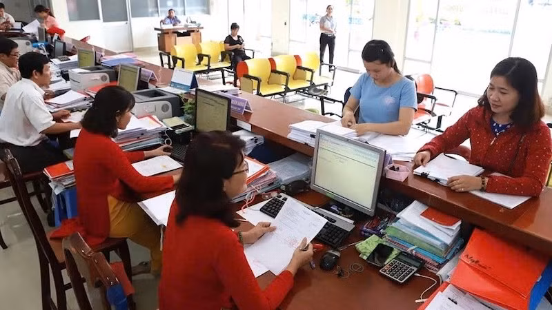 Hoạt động giao dịch tại hệ thống Kho bạc Nhà nước. (Ảnh: KỲ DUYÊN)