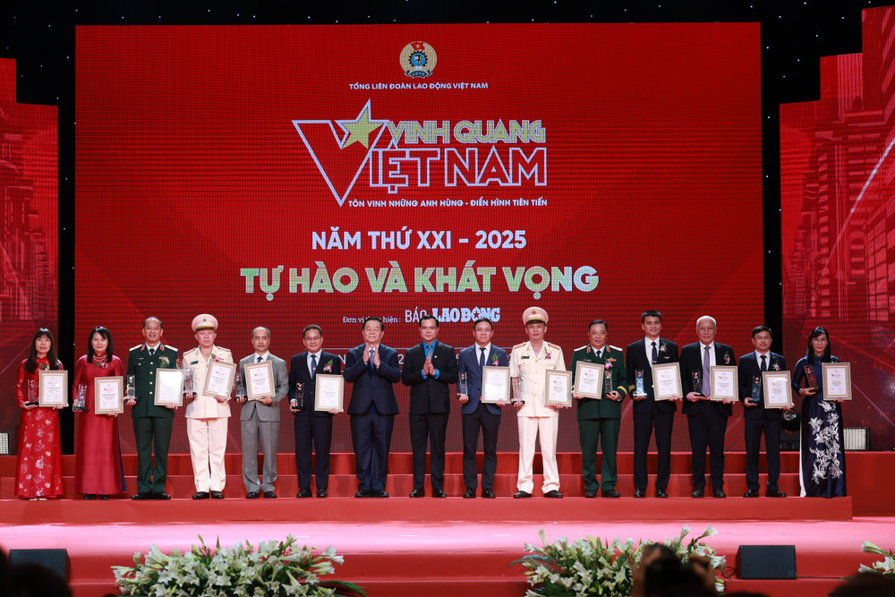 Đồng chí Nguyễn Trọng Nghĩa, Ủy viên Bộ Chính trị, Bí thư Trung ương Đảng, Trưởng ban Tuyên giáo và Dân vận Trung ương và đồng chí Nguyễn Đình Khang, Ủy viên Trung ương Đảng, Chủ tịch Tổng Liên đoàn Lao động Việt Nam trao Biểu trưng Vinh quang Việt Nam cho các tập thể được vinh danh. 