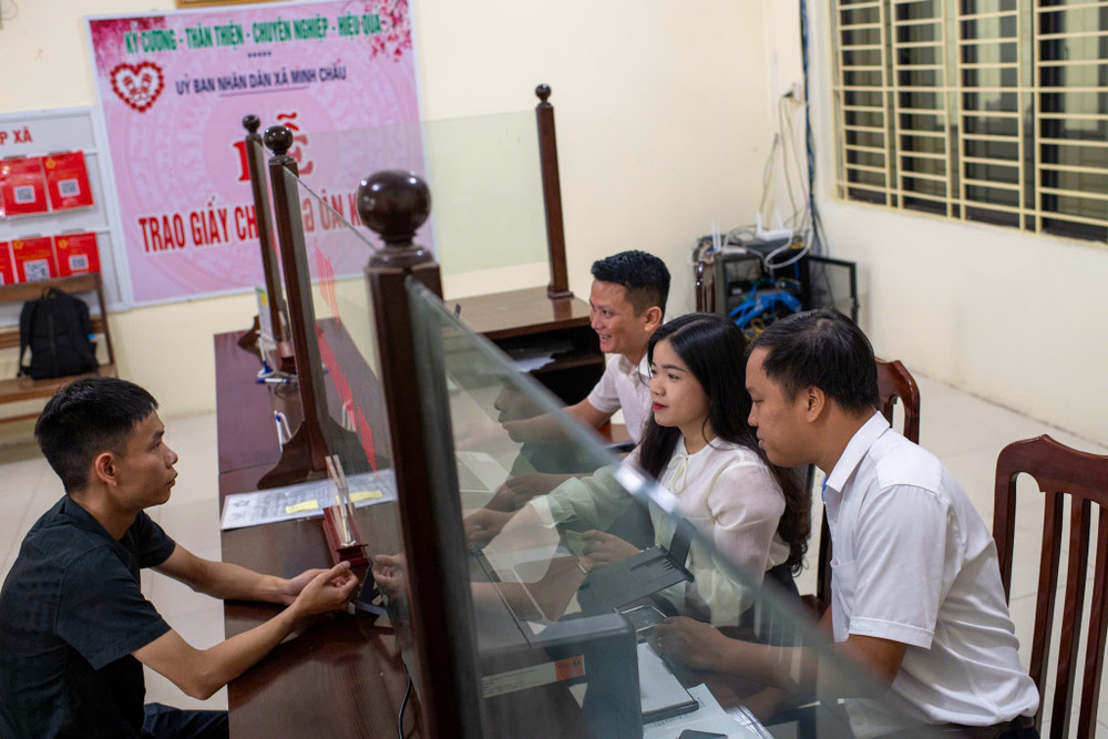 Cán bộ, công chức xã Minh Châu trong ngày đầu giải quyết thủ tục hành chính cho người dân, doanh nghiệp. z6760708296445-b19a6f9f2fdf82716aa03b7a97eb34c0.jpg