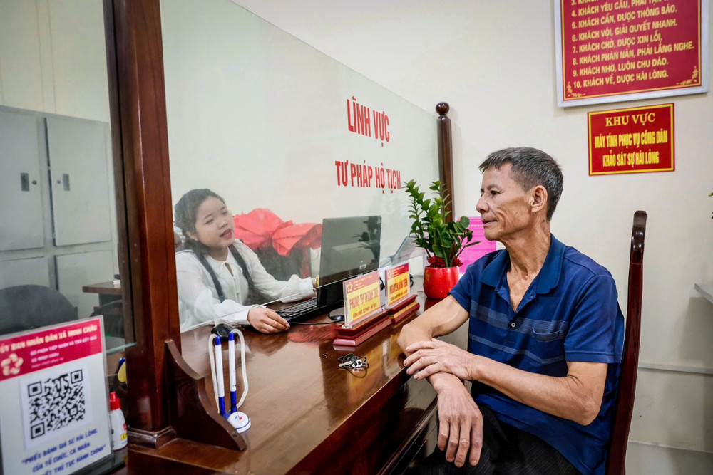 Là một trong những người đầu tiên tới trụ sở Ủy ban nhân dân xã làm giấy tờ về hộ tịch, ông Nguyễn Tuyển Tuấn (63 tuổi) đánh giá cao tinh thần phục vụ cũng như hiệu quả công tác hành chính tại chính quyền 2 cấp mới. z6760536898893-99fd57e49c565b1e32601cf30fbf0f8f.jpg
