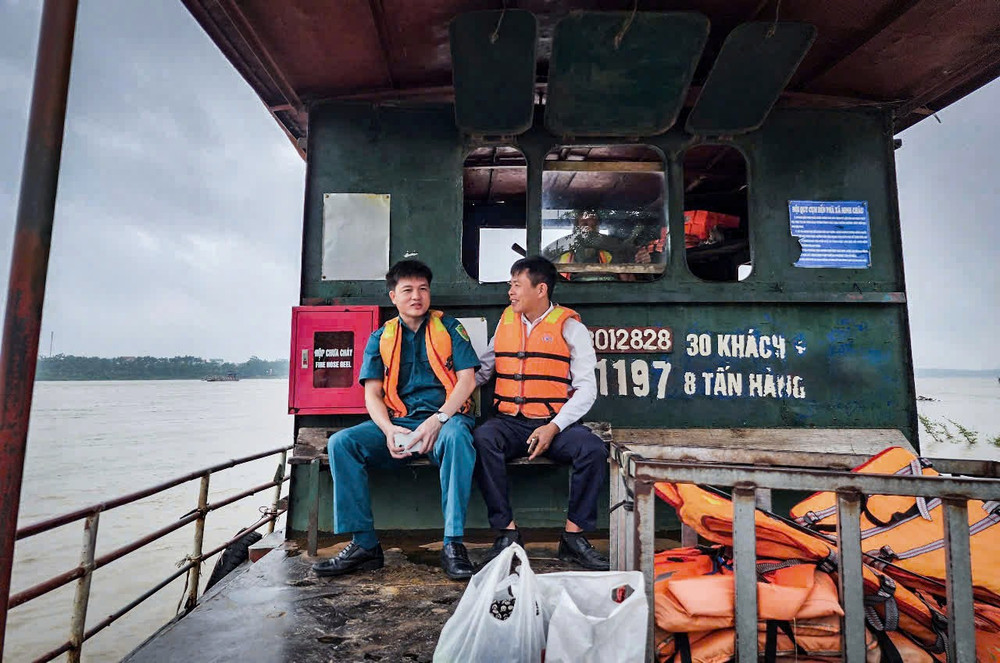 Chuyến đò đầu ngày đưa các cán bộ, công chức xã đảo Minh Châu tới nơi làm việc. z6760544084679-8d09ed54f32d9b85da5b512d3b2ac54e.jpg