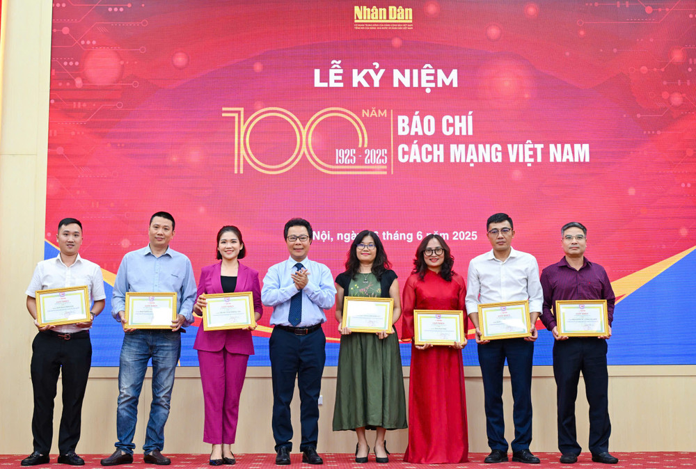 Đồng chí Vũ Mai Hoàng trao trao tặng Giấy khen cho 8 tập thể chi hội có nhiều thành tích trong hoạt động nghiệp vụ và công tác Liên chi hội năm 2024. z6710774029473-b35bd2075034330273e2c3a345400c59.jpg